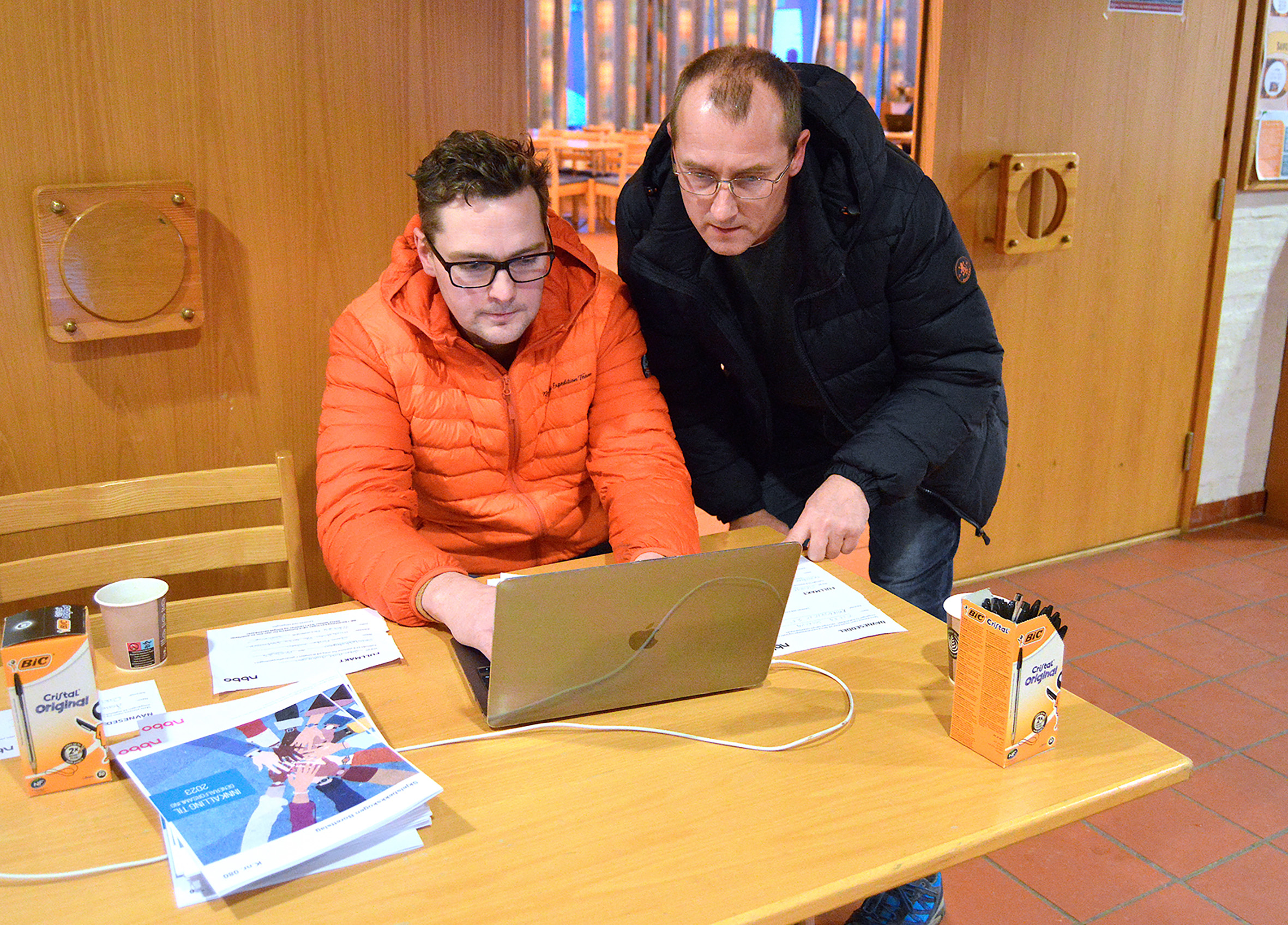 REGISTRERING Valgkomiteens Niclas Breivik (til venstre) og styremedlem Jan Arild Andorsen så til at alle som deltok på generalforsamlingen ble behørig notert.
FOTO: STEIN GUDVANGEN
